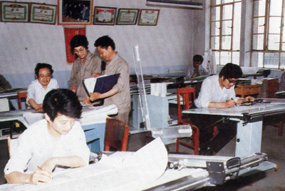 從1984年第一季度到抓管理上登記全面提高企業(yè)素質(zhì)驗(yàn)收前，采取分線檢查、總結(jié)成績(jī)、找出差距、提出措施、限期整改的方法，使各項(xiàng)工作在整頓中鞏固提高，在鞏固提高中進(jìn)行再整頓，再提高。