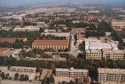 推土機(jī)總廠本部廠區(qū)。山東推土機(jī)總廠建立時(shí)，固定資產(chǎn)原值為2569萬(wàn)元，占地面積為517538平方米，建筑面積為170861平方米。