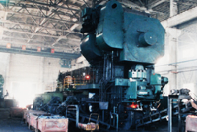 3月24日，世界第一臺(tái)德國(guó)奧姆卡4000噸熱模鍛生產(chǎn)線在山推總廠熱模鍛車間安裝調(diào)試。