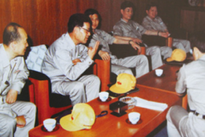 為了學(xué)習(xí)外國(guó)先進(jìn)技術(shù)和管理方法，前往引進(jìn)技術(shù)與設(shè)備的國(guó)家進(jìn)行實(shí)地考察。薛仲光廠長(zhǎng)在日本。