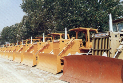 產(chǎn)品整裝待發(fā)。自1984年對(duì)銷售實(shí)行了承包責(zé)任制，調(diào)動(dòng)了職工的積極性，增強(qiáng)了責(zé)任感，從而改變了過(guò)去等、靠、要的被動(dòng)局面。