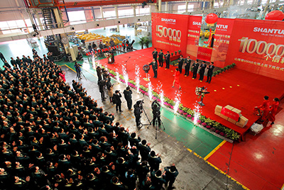 推土機(jī)事業(yè)部總裝工廠隆重舉行推土機(jī)第50000臺(tái)下線慶典儀式。這一激動(dòng)人心的歷史時(shí)刻標(biāo)志著50000臺(tái)不僅僅是一個(gè)數(shù)量的積累，更是山推管理水平、生產(chǎn)規(guī)模、制造技術(shù)、研發(fā)能力、銷售能力等綜合能力的體現(xiàn)，標(biāo)志著山推推土機(jī)產(chǎn)業(yè)整體實(shí)力進(jìn)一步增強(qiáng)，是從量變到質(zhì)變的飛躍。