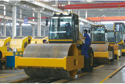 2002年2月，由履帶廠開(kāi)發(fā)研制的YZ18液壓振動(dòng)壓路機(jī)，順利下線。