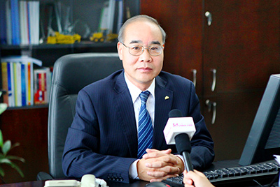 張秀文董事長(zhǎng)在接受中國(guó)山東網(wǎng)專題采訪時(shí)，就公司踐行“厚道魯商”倡樹(shù)行動(dòng)進(jìn)行回答，介紹了山推把“仁義、誠(chéng)信、厚道”的文化精髓融入到生產(chǎn)經(jīng)營(yíng)的全過(guò)程的典型做法和“誠(chéng)敬做產(chǎn)品，誠(chéng)信做企業(yè)”的經(jīng)營(yíng)理念，在工程機(jī)械行業(yè)樹(shù)立起了“厚德堅(jiān)韌”的山東國(guó)企形象