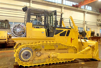 世界上第一臺(tái)燃?xì)庑吐膸酵仆翙C(jī)——SD20-5（LNG）在研究總院新產(chǎn)品試制中心下線。SD20-5（LNG）履帶式推土機(jī)是公司順應(yīng)行業(yè)發(fā)展趨勢(shì)開(kāi)發(fā)的一款節(jié)能、環(huán)保產(chǎn)品，整機(jī)采用天然氣專用發(fā)動(dòng)機(jī)，燃燒后無(wú)積炭，滿足stageIIIA排放，壽命更長(zhǎng)，維修頻率更低。