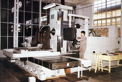 BPN-13B(R4)數(shù)控臥式加工中心。廠房擴(kuò)建加大，設(shè)備填平補(bǔ)齊，增加精、大、稀設(shè)備，新上生產(chǎn)線，提高企業(yè)裝備素質(zhì)，使山推廠成為名副其實(shí)的大馬力推土機(jī)生產(chǎn)廠。