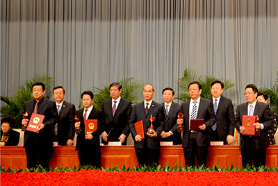 會(huì)上對(duì)獲得“省長(zhǎng)質(zhì)量獎(jiǎng)”的企業(yè)和個(gè)人進(jìn)行了表彰，山推股份位居榜首，公司董事長(zhǎng)張秀文從省長(zhǎng)姜大明手中接過(guò)了代表山東質(zhì)量管理最高榮譽(yù)的“金拇指”獎(jiǎng)杯。