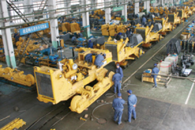 山推牌TY320C推土機(jī)在裝配分廠試驗(yàn)車間順利下線，標(biāo)志著“山推”系列推土機(jī)在技術(shù)性能和結(jié)構(gòu)造型水平上又上了一個(gè)新的臺(tái)階。