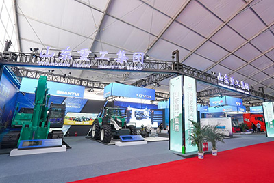 2023跨國(guó)公司與中國(guó)主題展在青島國(guó)際會(huì)議中心海上大壩舉辦， 山推股份攜EE225電挖、SRD13-C6U無(wú)人駕駛壓路機(jī)和純電裝載機(jī)隨團(tuán)參展。