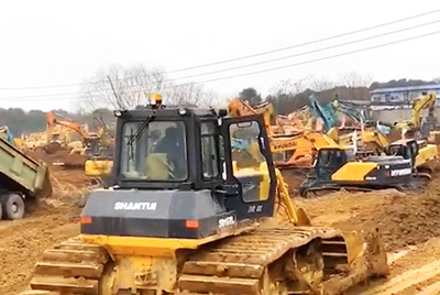 1月23日夜間，山推設(shè)備開(kāi)足馬力，與時(shí)間賽跑，全速開(kāi)啟“武漢版小湯山”醫(yī)院的建設(shè)。